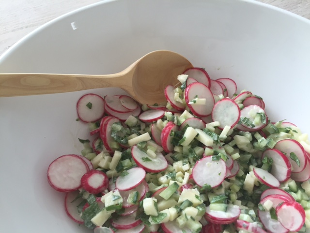 Komkommer-radijs salade (ideaal voor bij de BBQ)
