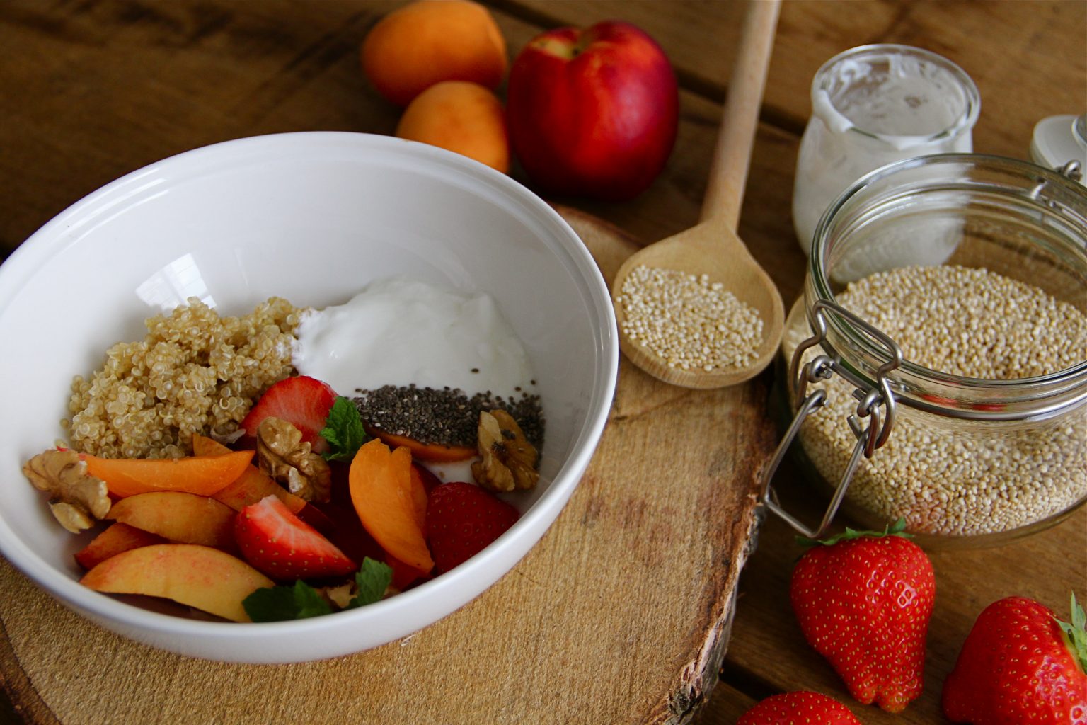 Quinoa met vers fruit en yoghurt