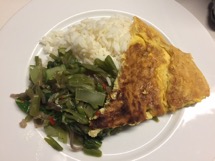 Rijst met groenten en omelet