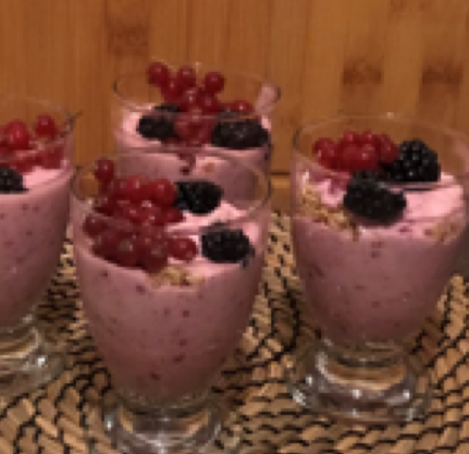 griekse yoghurt met zelfgemaakte granola en rode vruchten