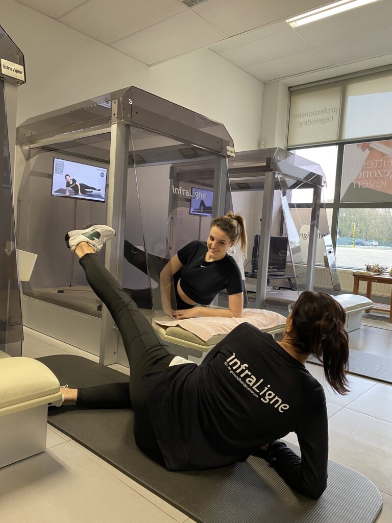 Studenten aan het oefening in een InfraLigne infraroodcabine