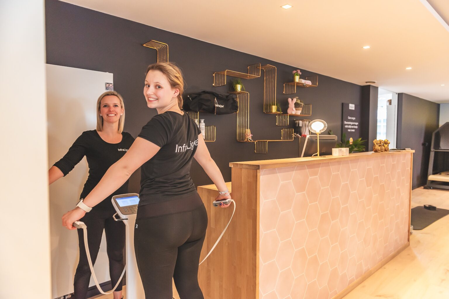 Accuniq weegschaal weegschaal coaches testen de weegschaal