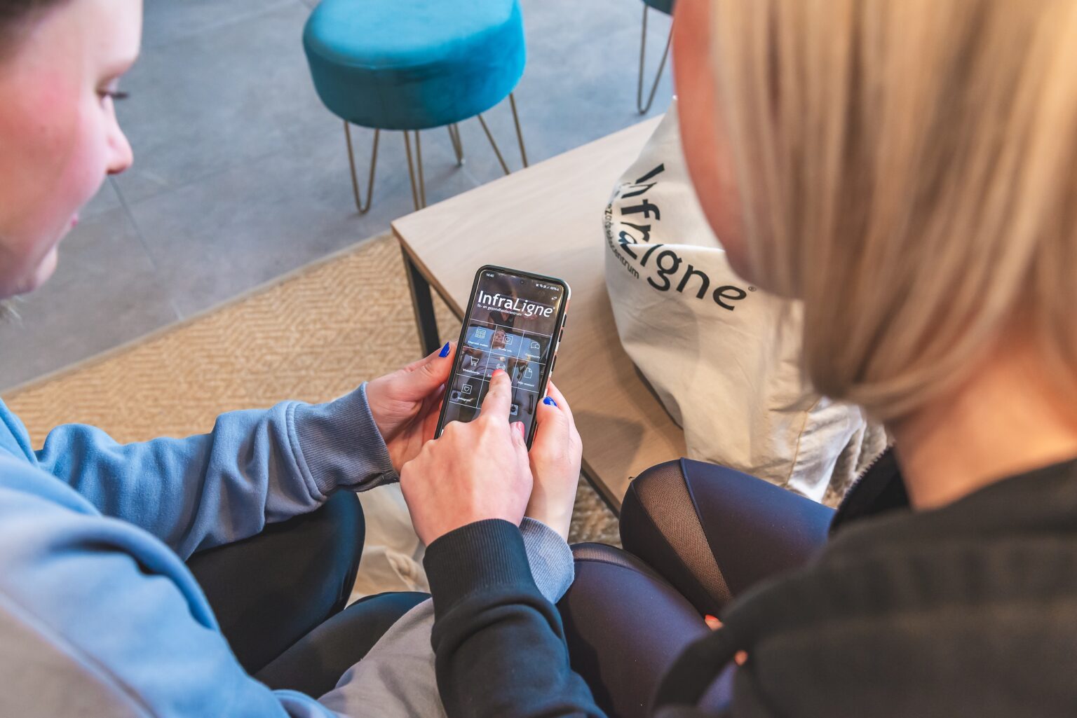 De InfraLigne App wordt gebruikt en iemand legt uit