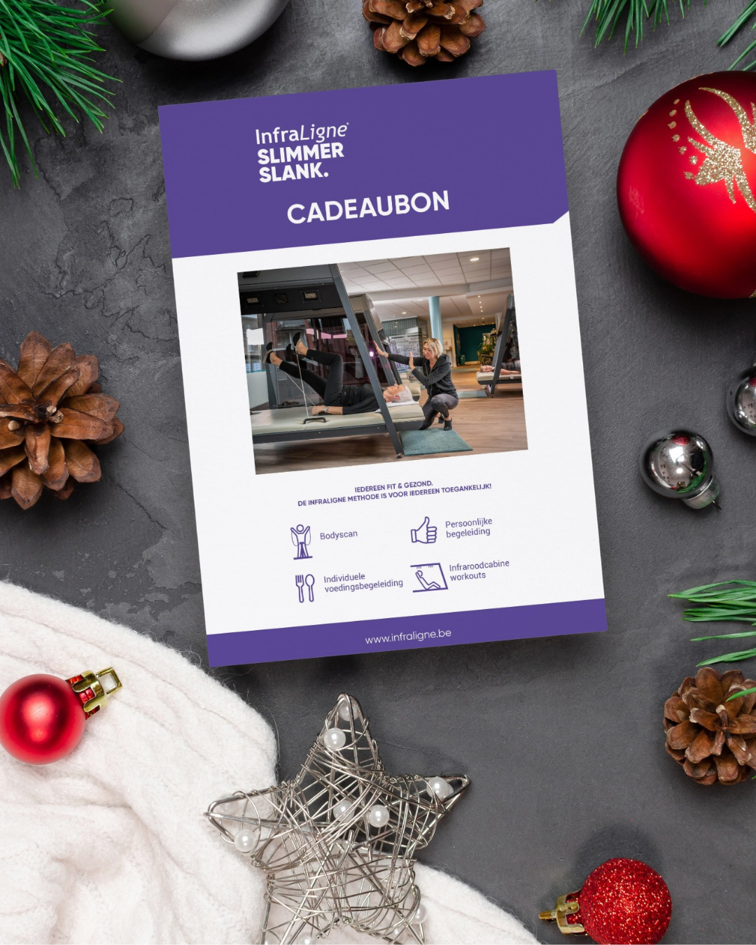 Voorbeeld van een InfraLigne cadeaubon met op de achtergrond kerstversiering